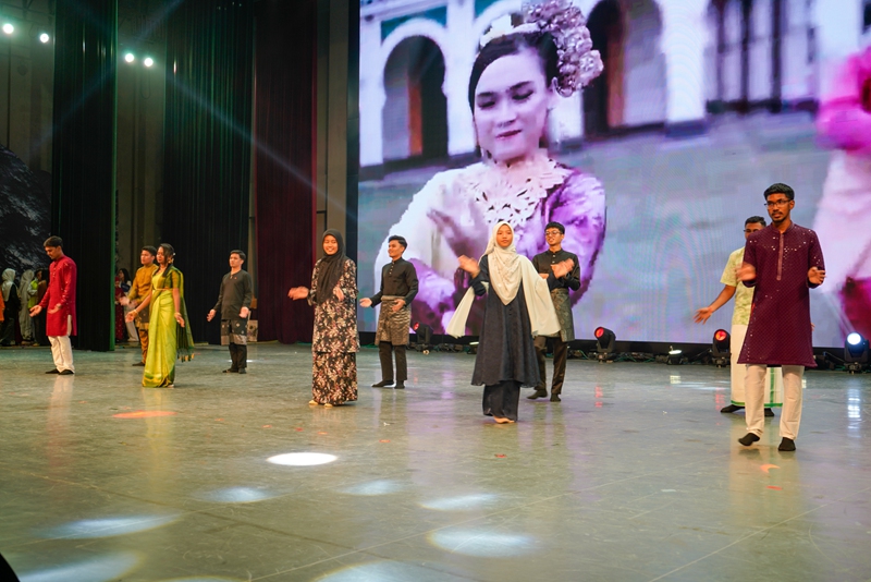 5、馬來(lái)西亞表演《故鄉(xiāng)的旋律》。