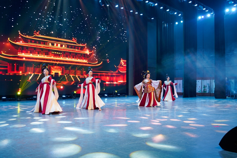 7、廣東職業(yè)技術(shù)學(xué)院表演《華夢(mèng)·衣語(yǔ)》。