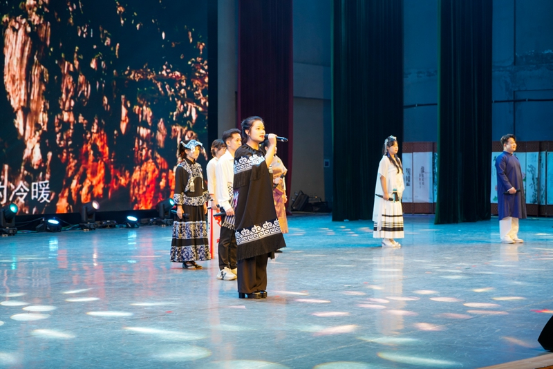 9、貴州民族大學(xué)國(guó)際教育學(xué)院配樂(lè)詩(shī)朗誦《山水貴客》。