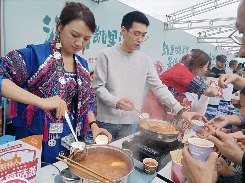 5游客免費(fèi)品嘗酸湯