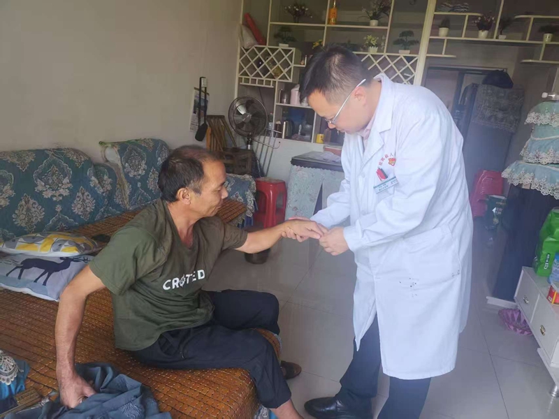 縣醫(yī)院專家上門入戶現(xiàn)場(chǎng)為殘疾人評(píng)定殘疾等級(jí)。