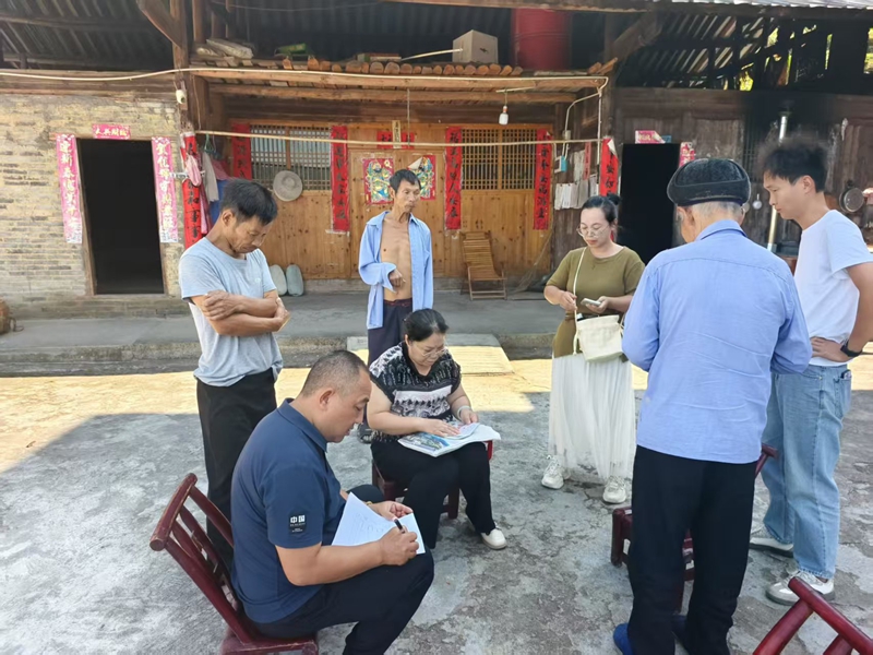 縣殘聯(lián)工作人員現(xiàn)場(chǎng)為殘疾人填寫相關(guān)信息。