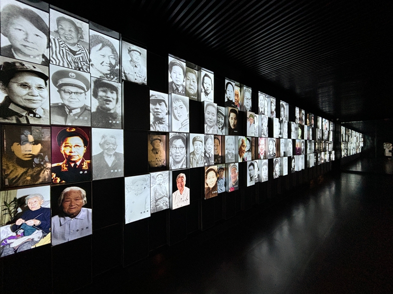 5、女紅軍紀念館的紅梅凌霄廳，多媒體照片墻上滾動著老紅軍們一幅幅珍貴的老照片。刁苓沙 攝.jpg