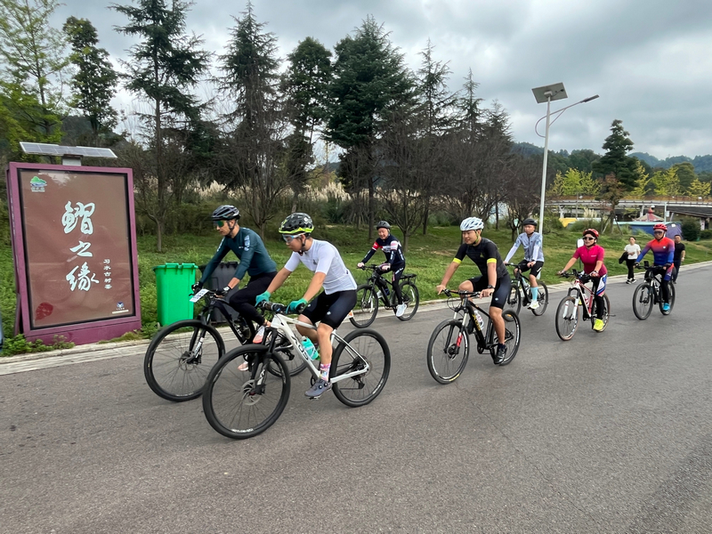 習水騎行隊伍,在濕地公園開啟騎行之旅。謝永恒攝