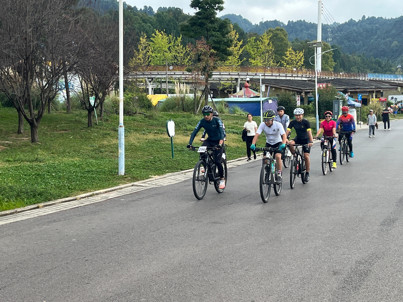 習水騎行者們,在道路上感受運動與自然之美。謝永恒攝
