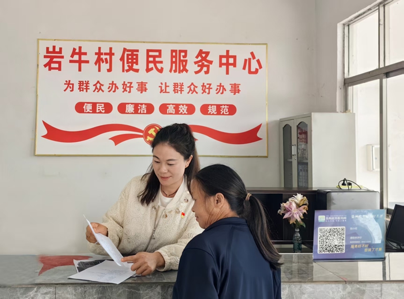 村民在現(xiàn)場辦理宅基地審批。