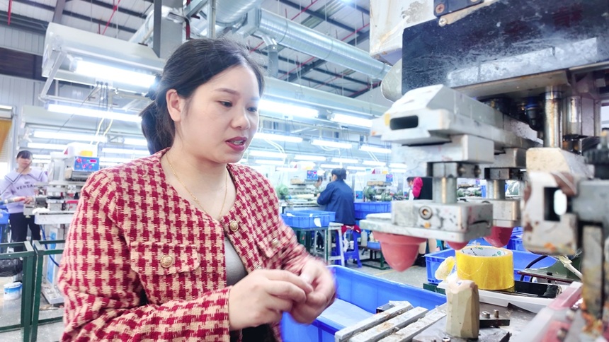 松桃孟溪強村富民工坊員工。朱子立攝