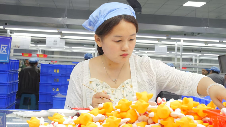 松桃孟溪強村富民工坊員工在給產品上色。朱子立攝