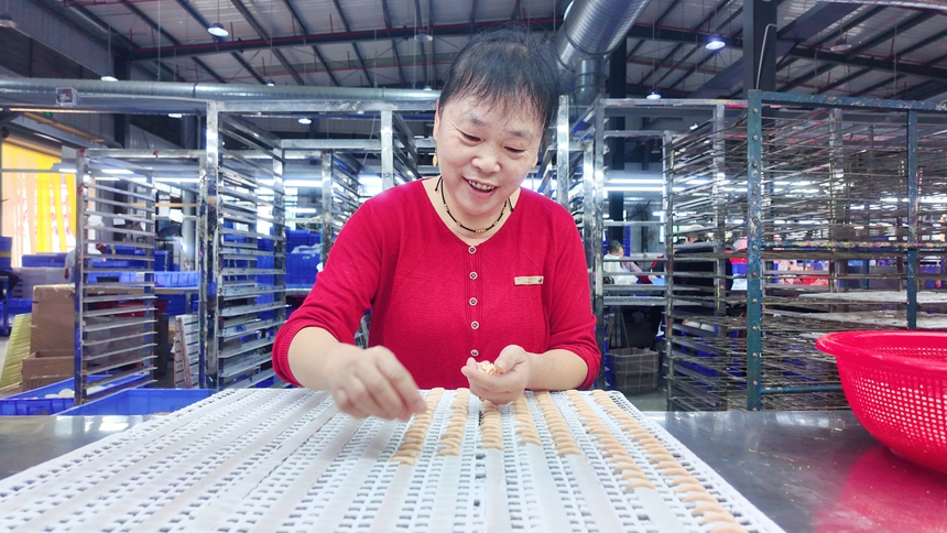 松桃孟溪強(qiáng)村富民工坊員工。朱子立攝