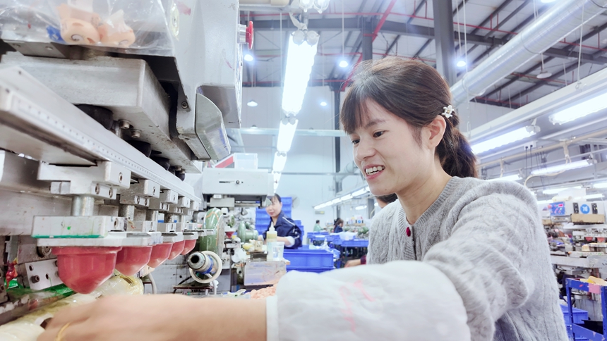 松桃孟溪強(qiáng)村富民工坊員工。朱子立攝