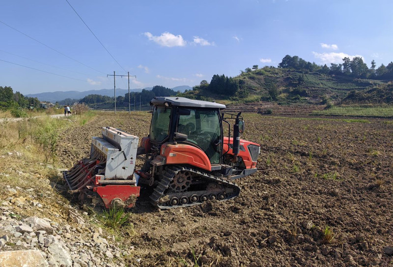 搶抓秋冬種農時機械化助力油菜高效種植。