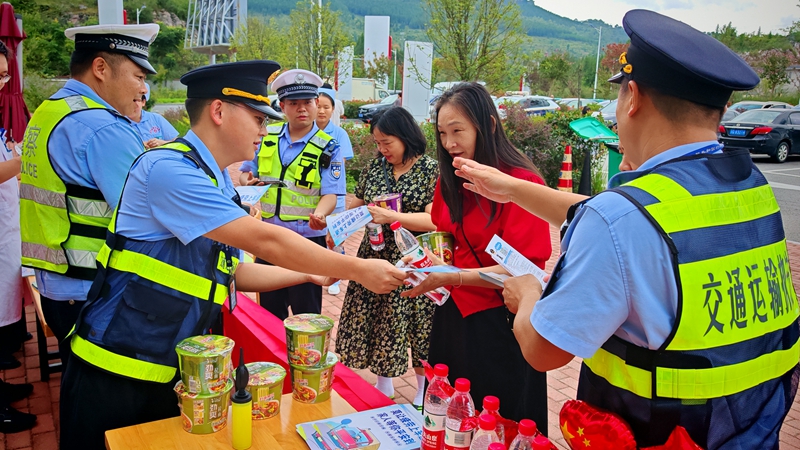 “一路三方”在在S32新石高速困牛山服務區開展情滿旅途活動。李飛攝