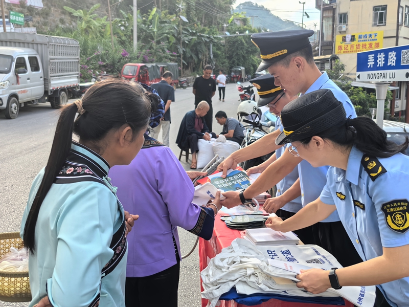 國慶期間,省南北盤江紅水河航道局工作人員在巖架鎮開展宣傳。陳林攝