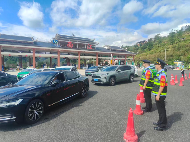 交通執法員在西江收費站出口維護道路秩序。王強攝