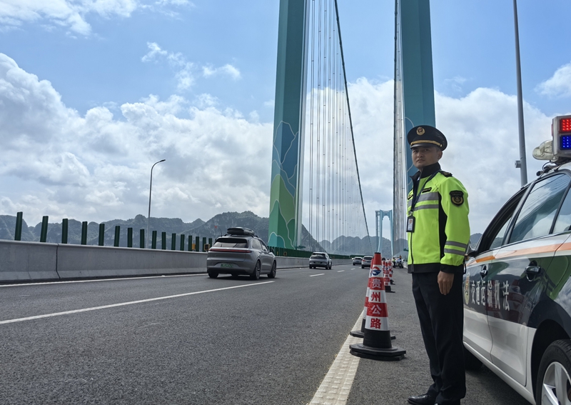 交通執法員在花江峽谷大橋值守。稅治攝