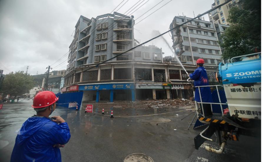 圖為施工現(xiàn)場灑水降塵。