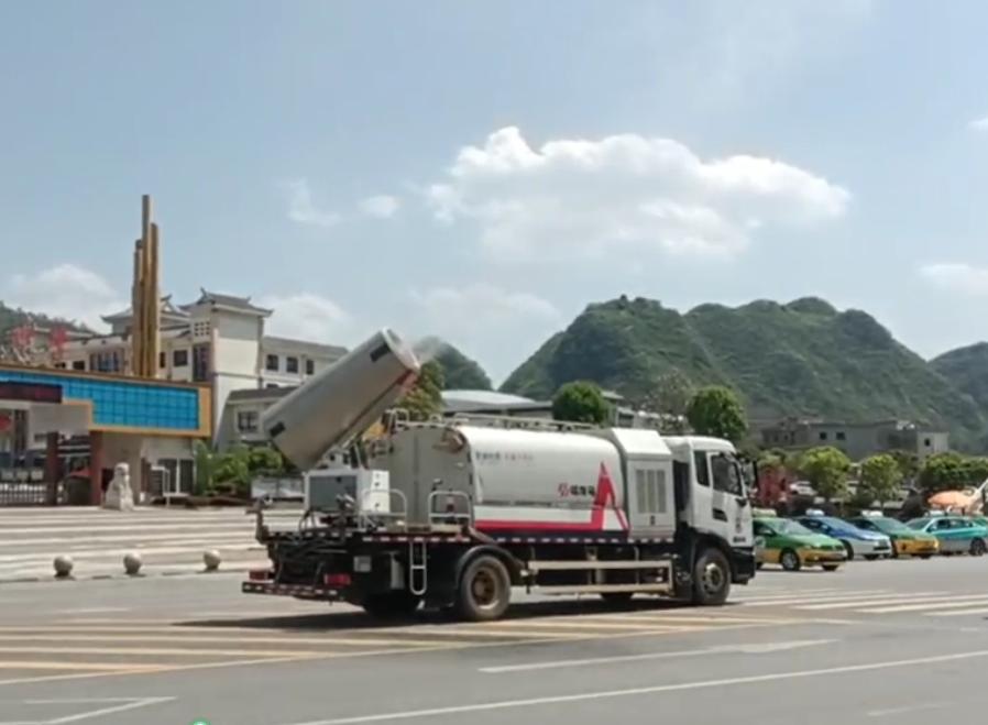 圖為日常開展道路揚塵治理工作。