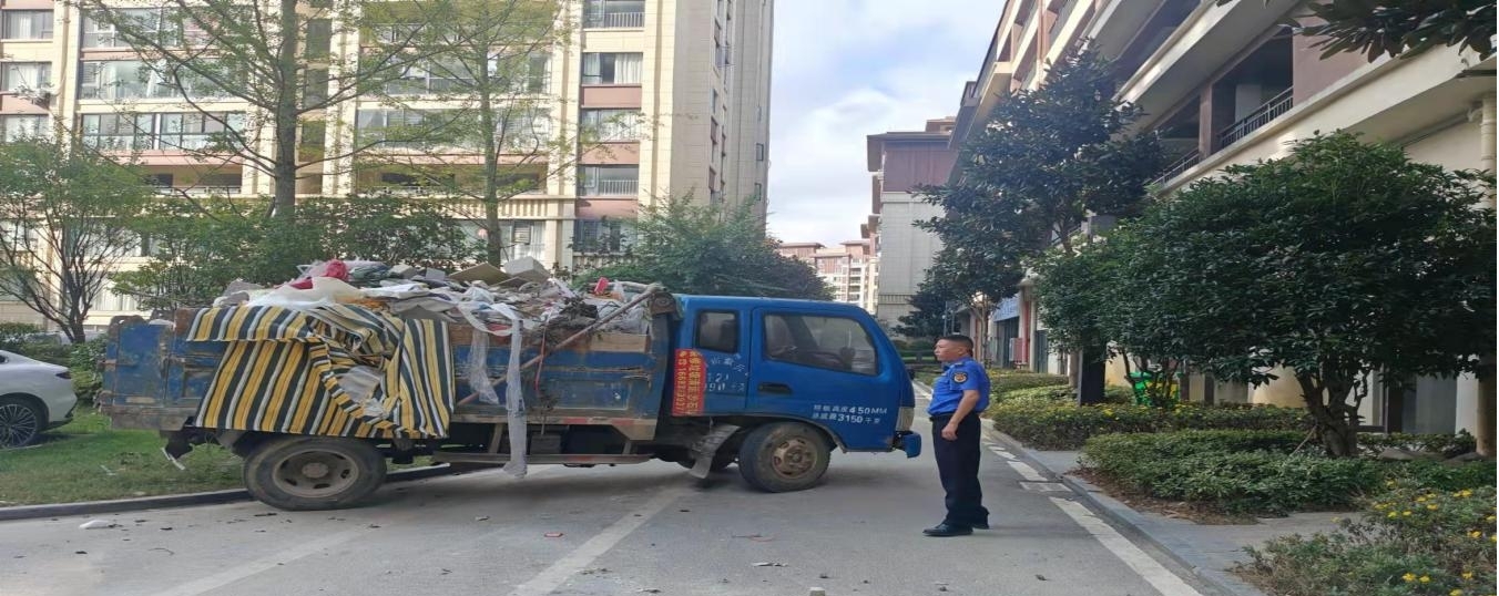 圖為督促物業小區清運建筑垃圾。
