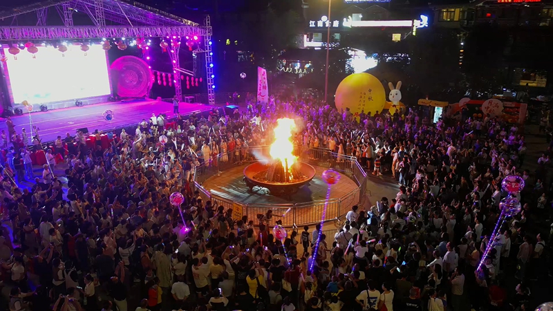 2 圖為“月映火塘，悅唱荔波”中秋主題音樂晚會.jpg