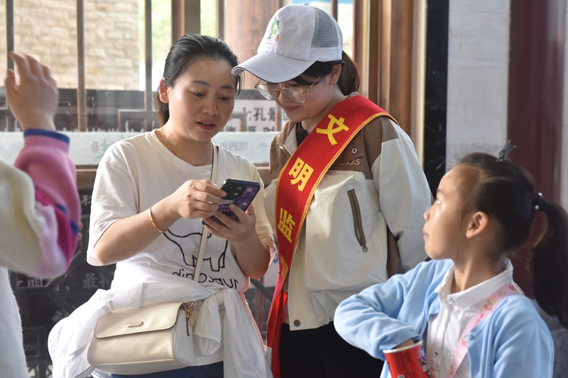 6 圖為志愿者耐心為游客解答.jpg