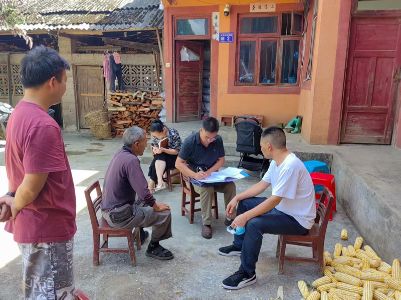 縣醫保局到群眾家中宣傳醫保政策、了解醫保待遇享受情況。