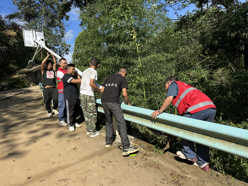 八河村黨員和駐村工作隊(duì)修復(fù)路燈。