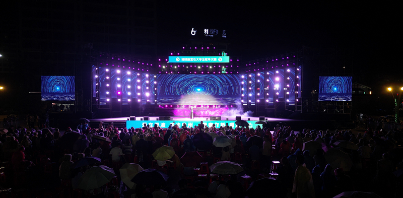 比賽現(xiàn)場(chǎng)氣氛熱烈。