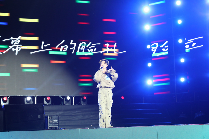 選手在比賽中全情投入,用歌聲唱響夢想舞臺。