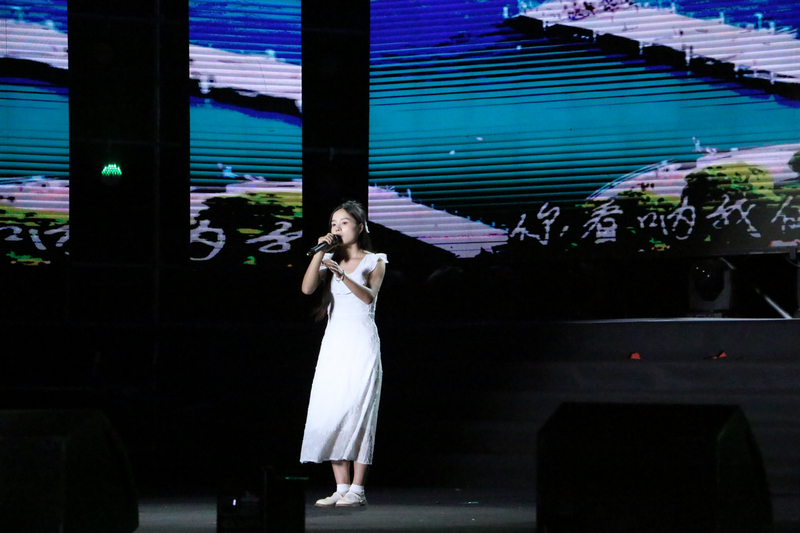 選手在比賽中全情投入,用歌聲唱響夢想舞臺。