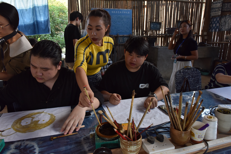 蠟染老師教學(xué)。