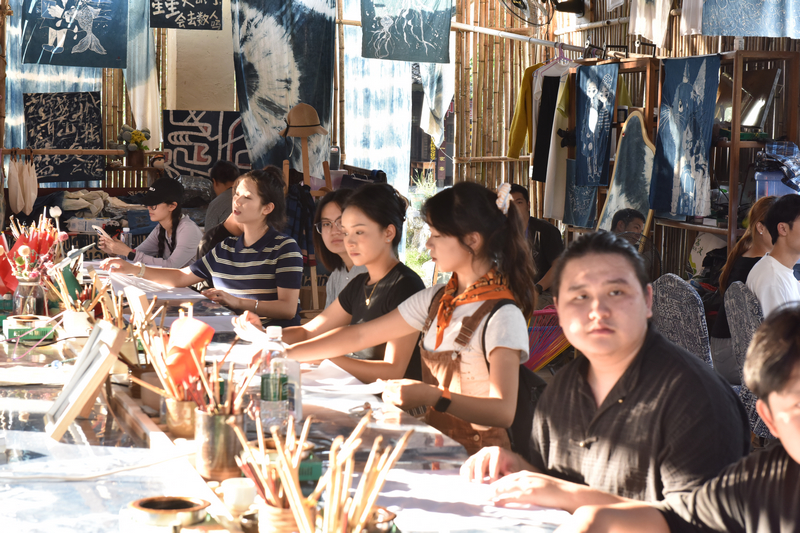 體驗(yàn)手工蠟染。