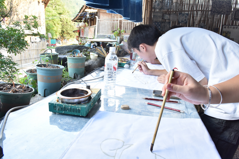 體驗(yàn)手工蠟染。