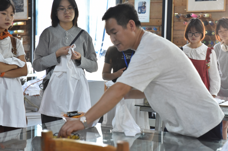 扎染老師教學(xué)。