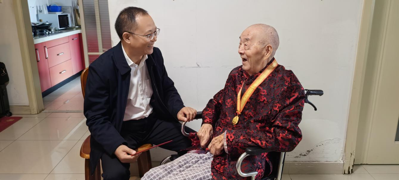 圖為黔西南州委老干部局慰問(wèn)組慰問(wèn)離休干部。