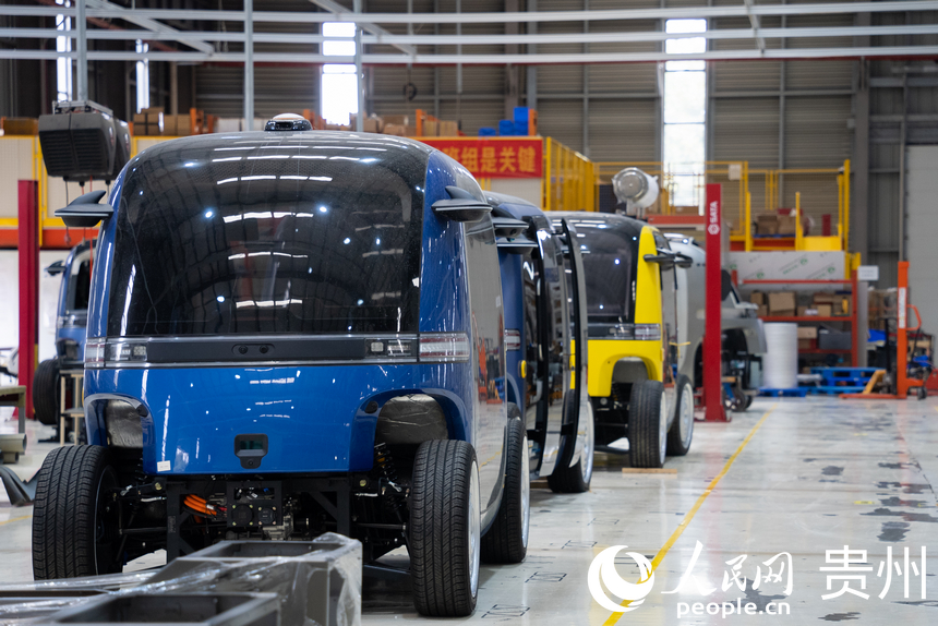 無人駕駛小巴生產車間。人民網記者 涂敏攝