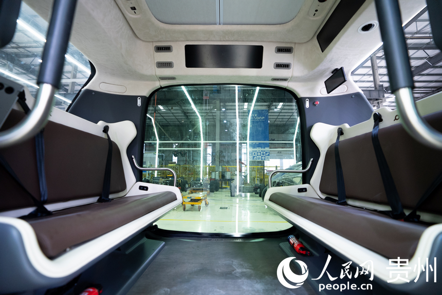 無人駕駛小巴乘坐倉。人民網記者 涂敏攝