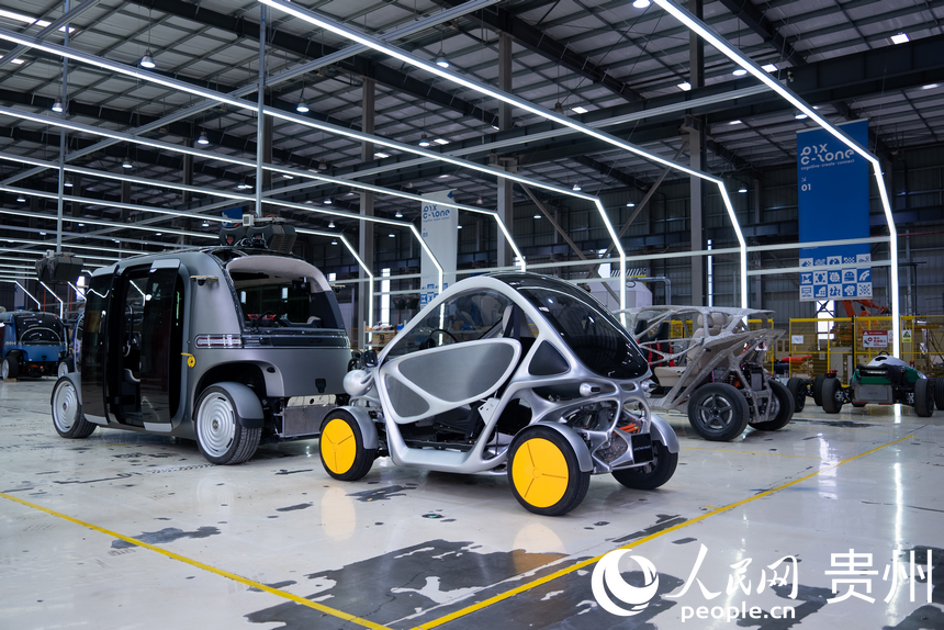 車間內的無人駕駛車輛半成品。人民網記者 涂敏攝