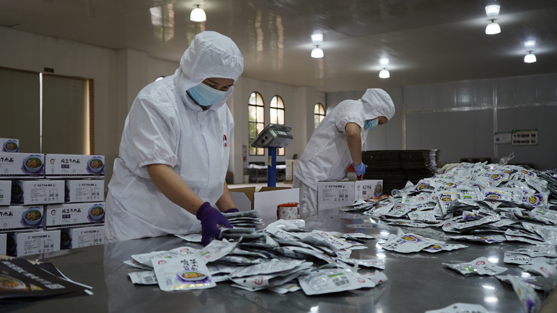 貴州獨山：泡菜企業加工忙 全力沖刺四季度 。