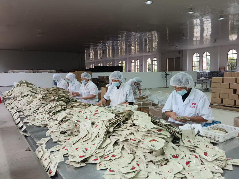 貴州獨山：泡菜企業加工忙 全力沖刺四季度 。