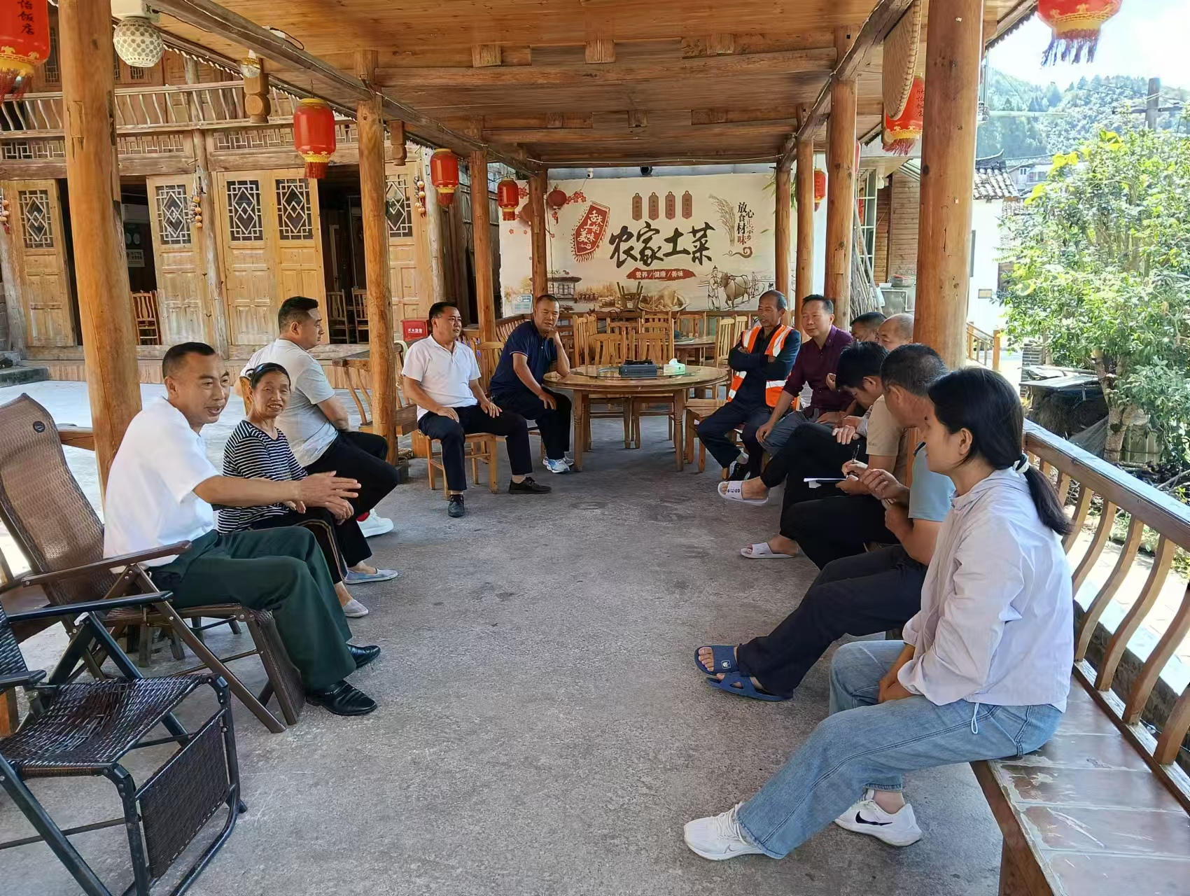 城關鎮利用鳥類保護院壩會宣傳保護鳥類法律常識。