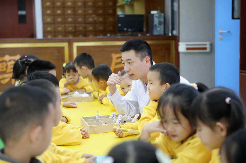 貴州省黔東南苗族侗族自治州施秉縣民族中醫院的醫生向縣第二幼兒園的小朋友們講解中醫藥知識。