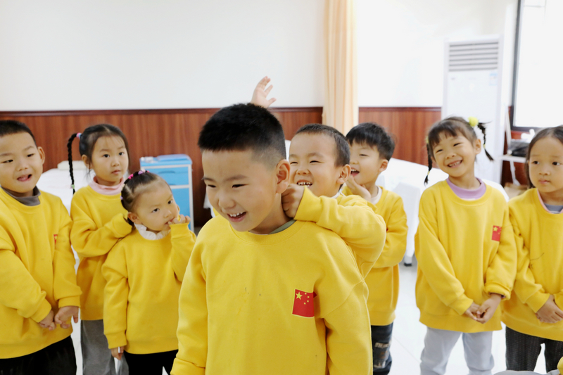 貴州省黔東南苗族侗族自治州施秉縣民族中醫院，縣第二幼兒園的小朋友在體驗中醫按摩。