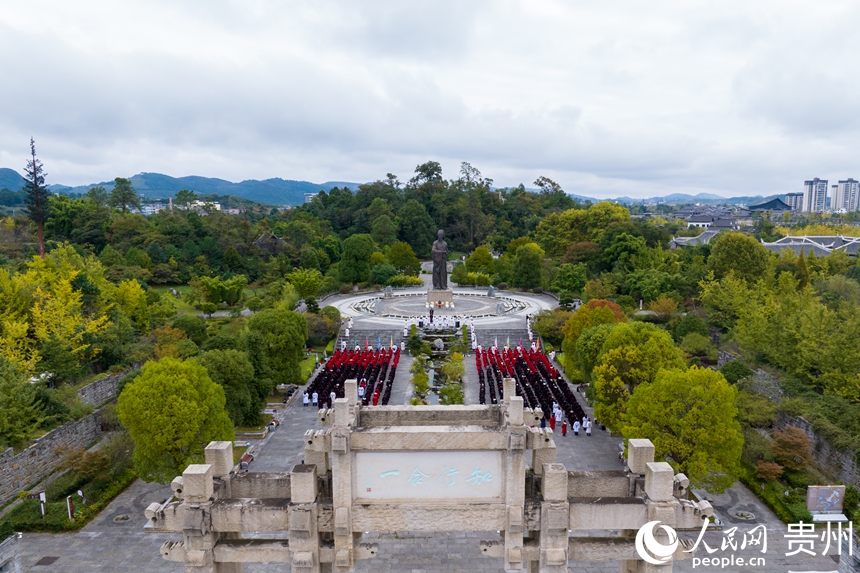 中國(guó)陽(yáng)明文化院內(nèi)舉行的文化研學(xué)儀式。人民網(wǎng)記者 涂敏攝