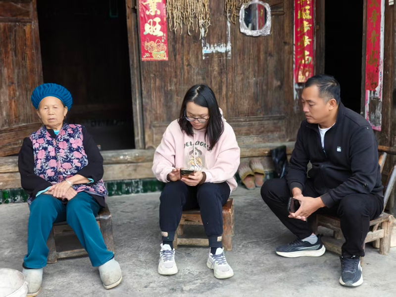 駐雞爪社區(qū)第一書記帶領(lǐng)村干部、駐村干部入戶代繳2026年度城鄉(xiāng)醫(yī)療保險費用。