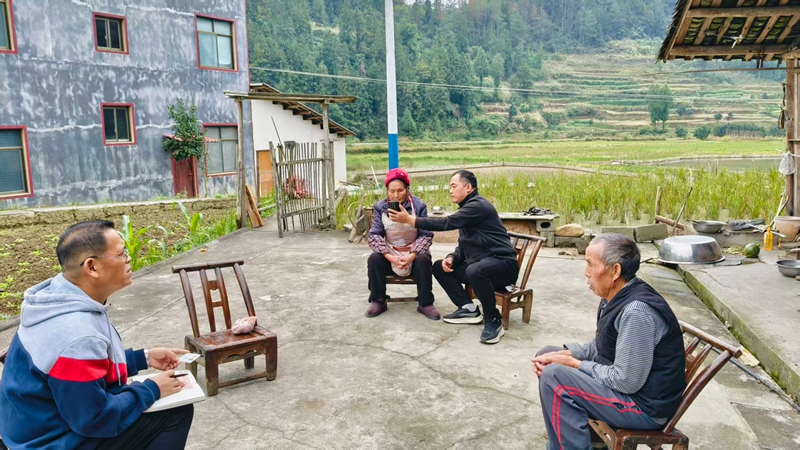 駐雞爪社區(qū)第一書記帶領(lǐng)村干部、駐村干部入戶為村民代繳2026年度城鄉(xiāng)醫(yī)療保險。