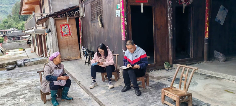 駐雞爪社區(qū)第一書記帶領(lǐng)村干部、駐村干部入戶宣傳2026年度城鄉(xiāng)醫(yī)療保險政策及繳費標(biāo)準(zhǔn)。