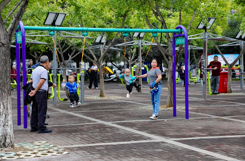 市民在公園鍛煉身體。