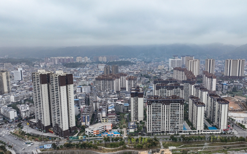 屋有優居 城有新顏  秋日清晨，鑒江兩岸的公園里，晨練的市民身影活躍，笑語盈盈；曾經斑駁的老舊小區如今煥然一新，樓體明凈、設施齊全，處處洋溢著幸福生活的氣息……【詳細】