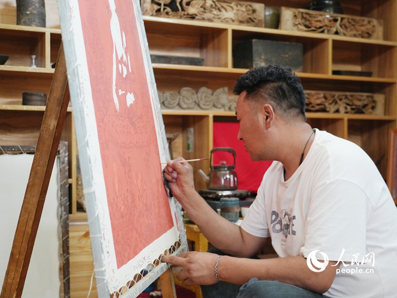青年唐卡畫師正在繪唐卡。人民網記者 楊啟紅攝
