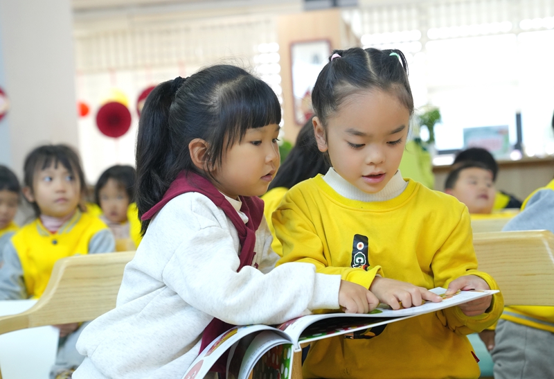 貴州平壩：“童萌閱讀匯”歡樂(lè)啟幕 萌娃樂(lè)享繪本閱讀新體驗(yàn)。